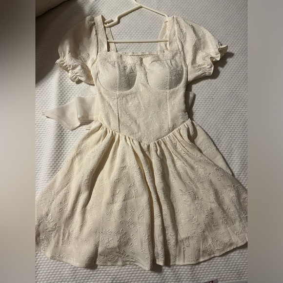 Cute white dress - Picture 2 of 2